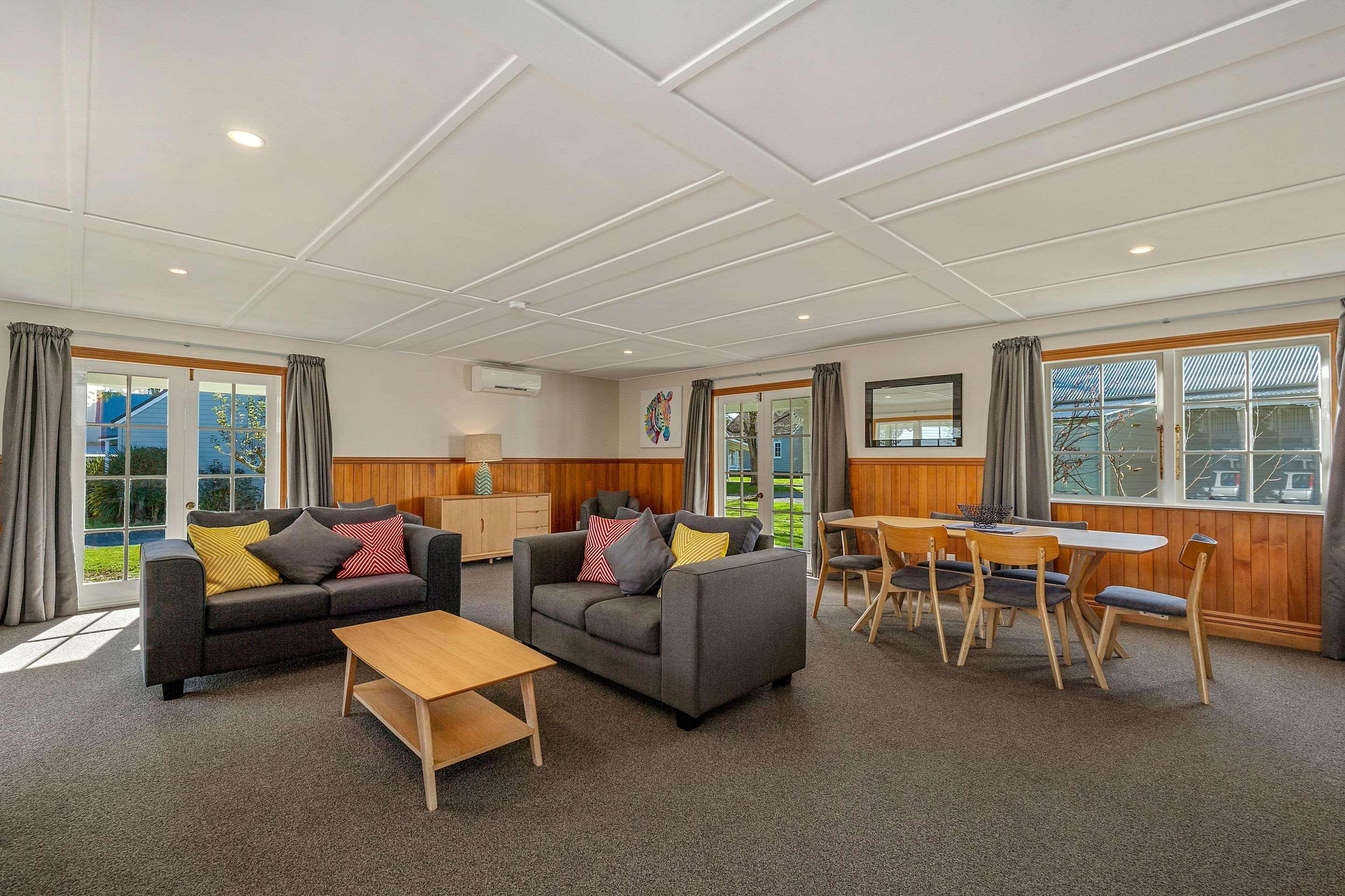 Huka Falls Resort Τούπο Εξωτερικό φωτογραφία The common room at the University of Waikato's Melville Hall