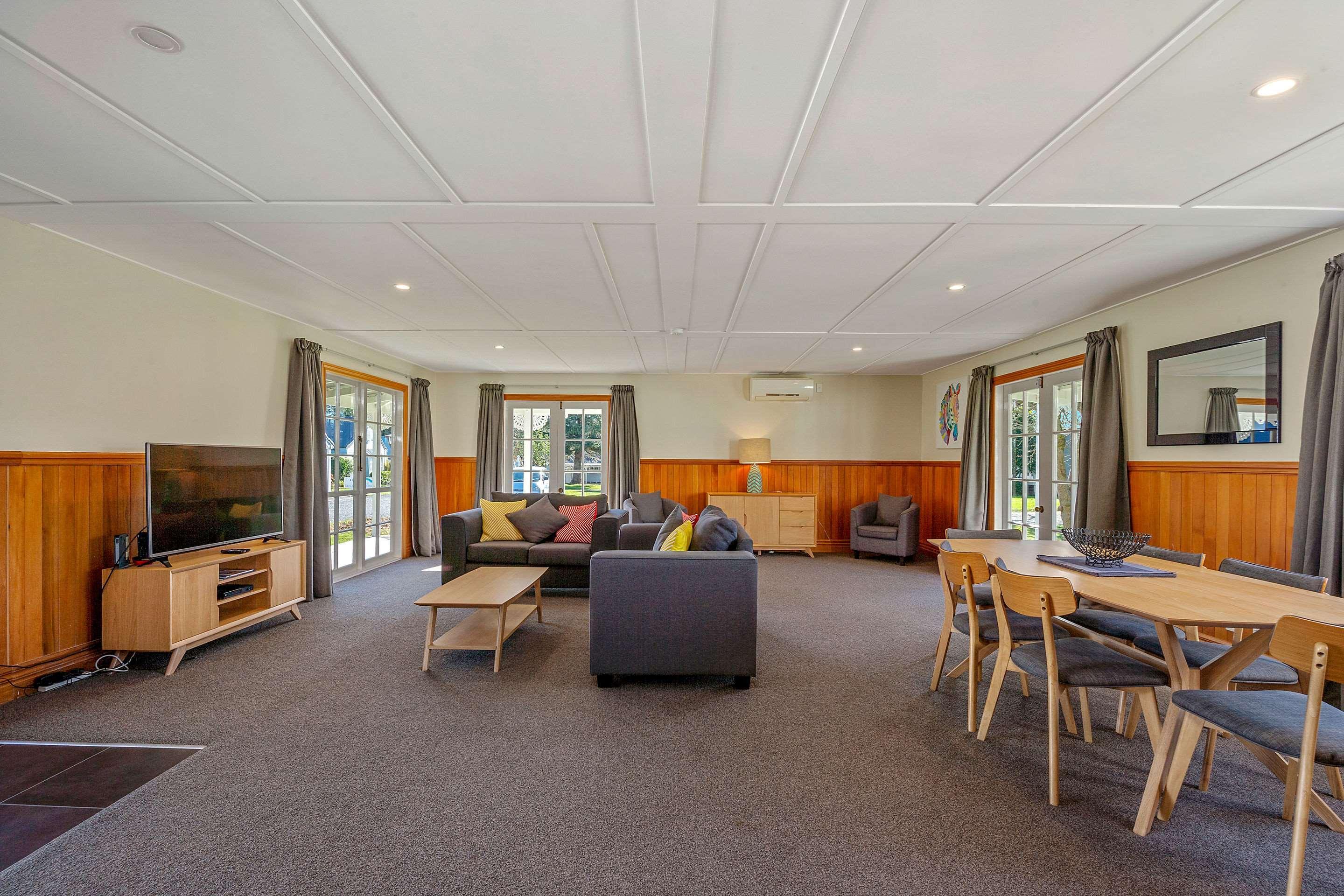 Huka Falls Resort Τούπο Εξωτερικό φωτογραφία The common room at the University of Waikato's Melville Hall