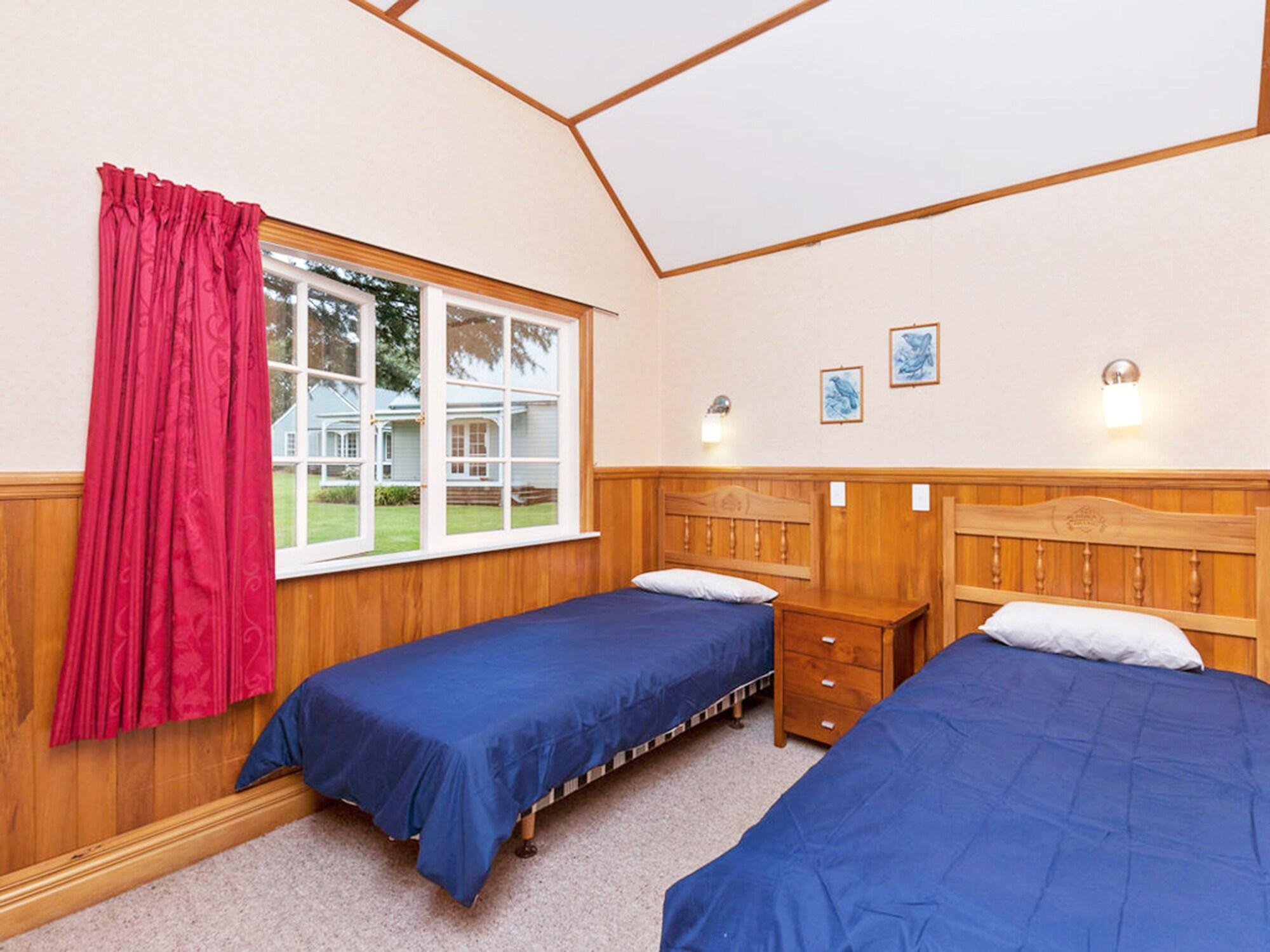 Huka Falls Resort Τούπο Εξωτερικό φωτογραφία A typical bedroom at the lodge