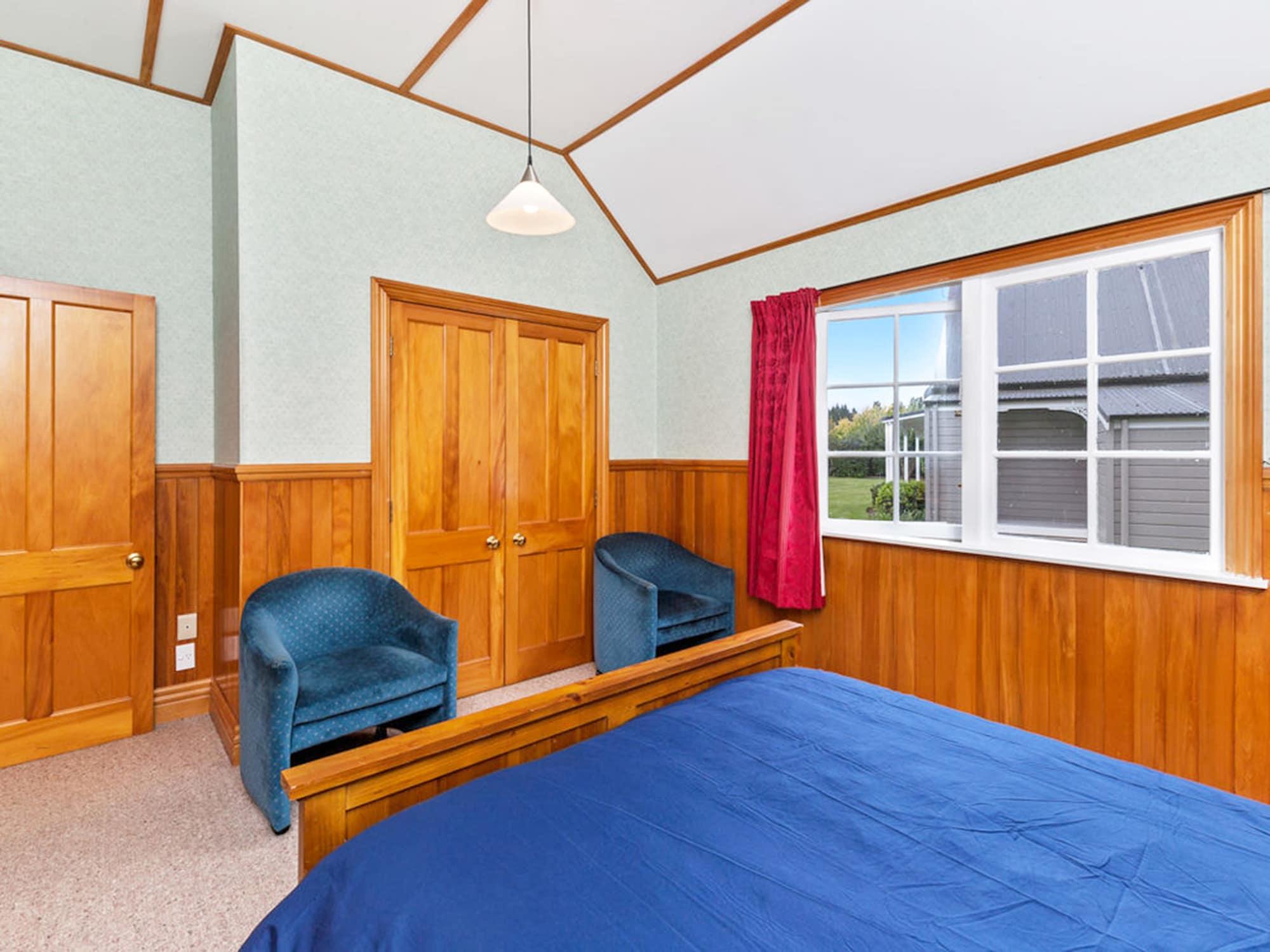 Huka Falls Resort Τούπο Εξωτερικό φωτογραφία A bedroom with tongue-and-groove panelling