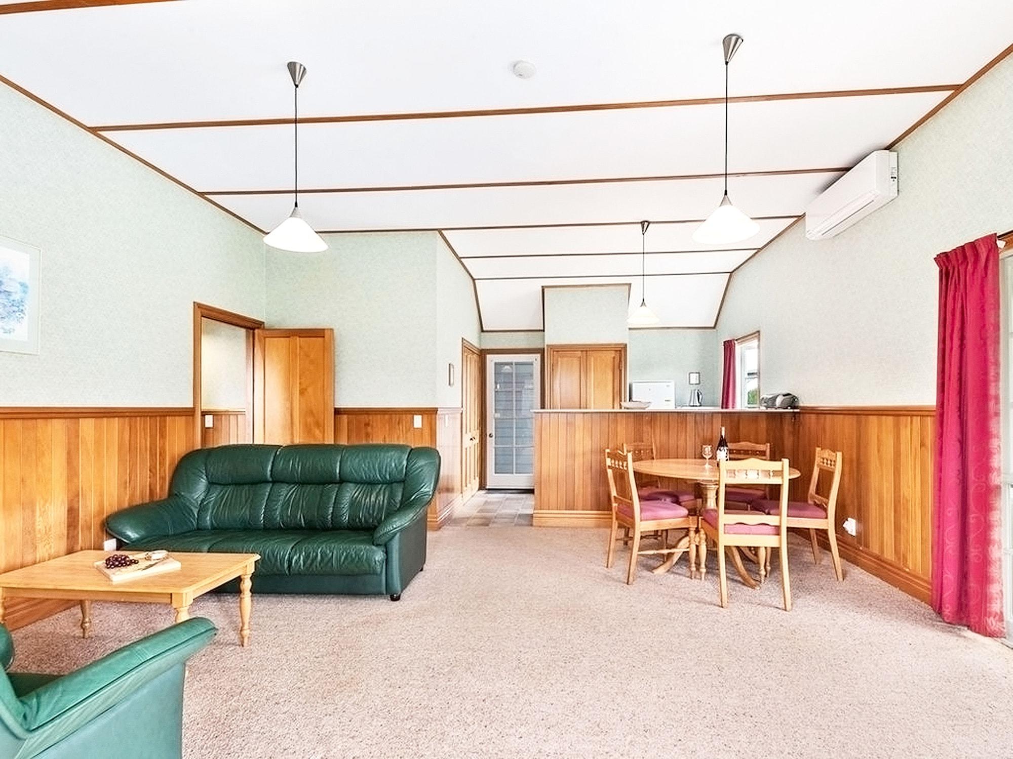 Huka Falls Resort Τούπο Εξωτερικό φωτογραφία The interior of the station building