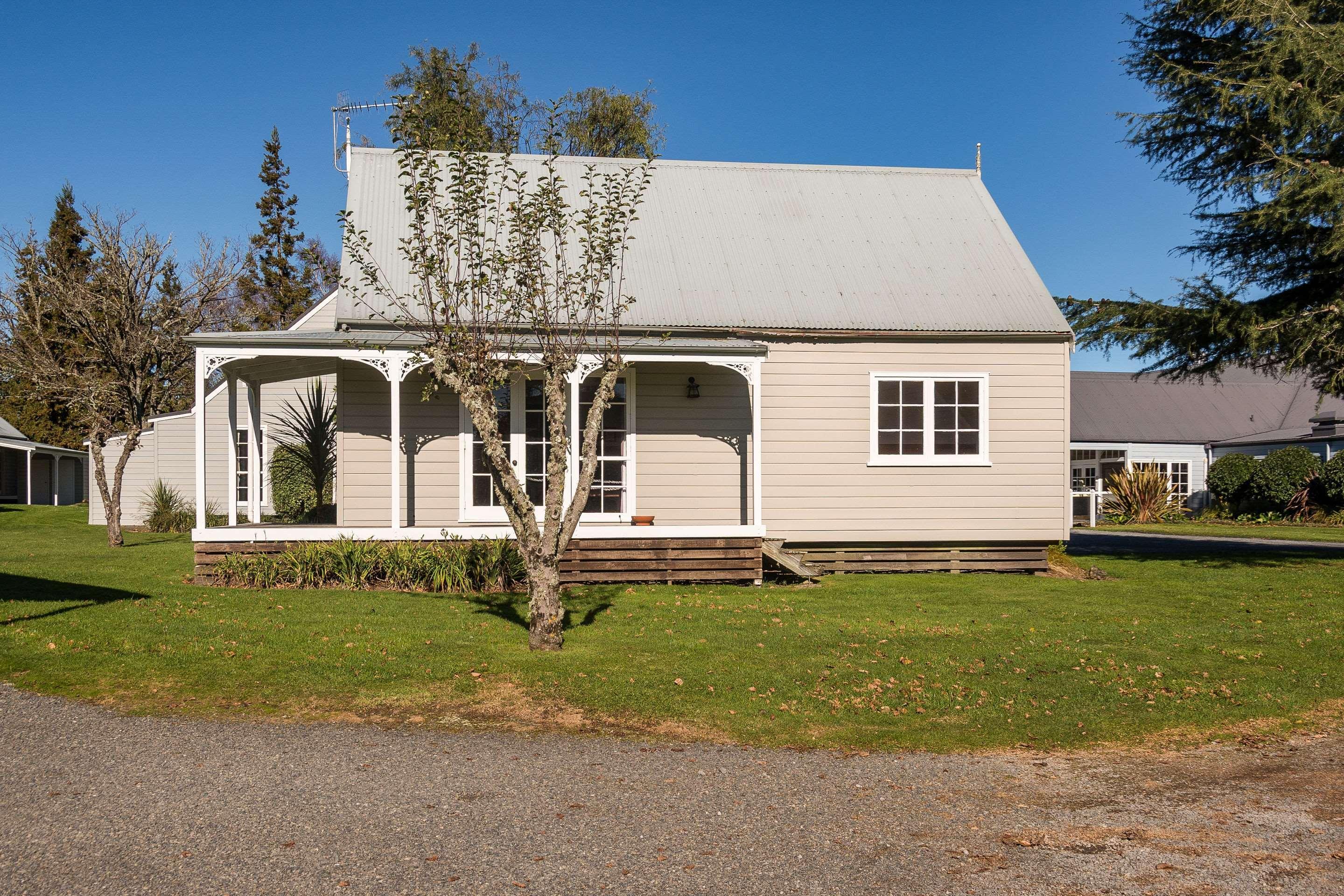 Huka Falls Resort Τούπο Εξωτερικό φωτογραφία The former school building, now a private residence