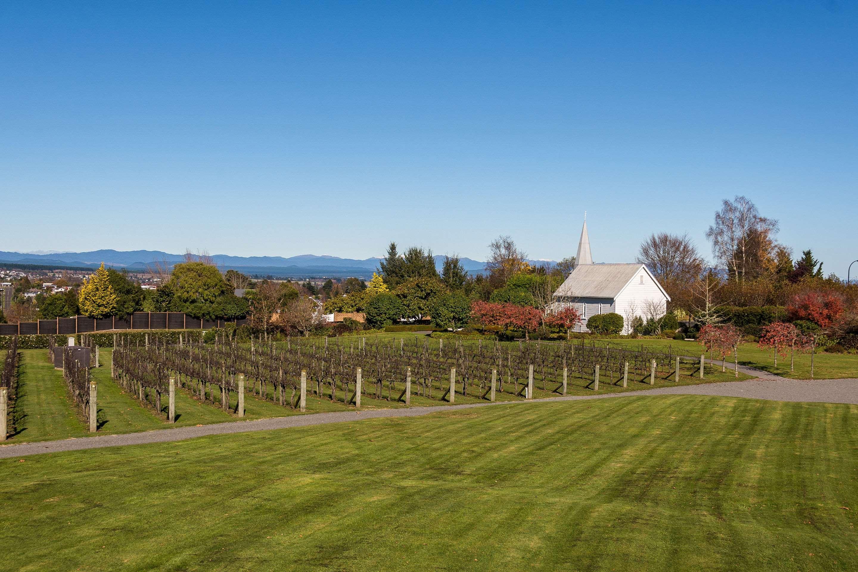 Huka Falls Resort Τούπο Εξωτερικό φωτογραφία The church and the vineyard