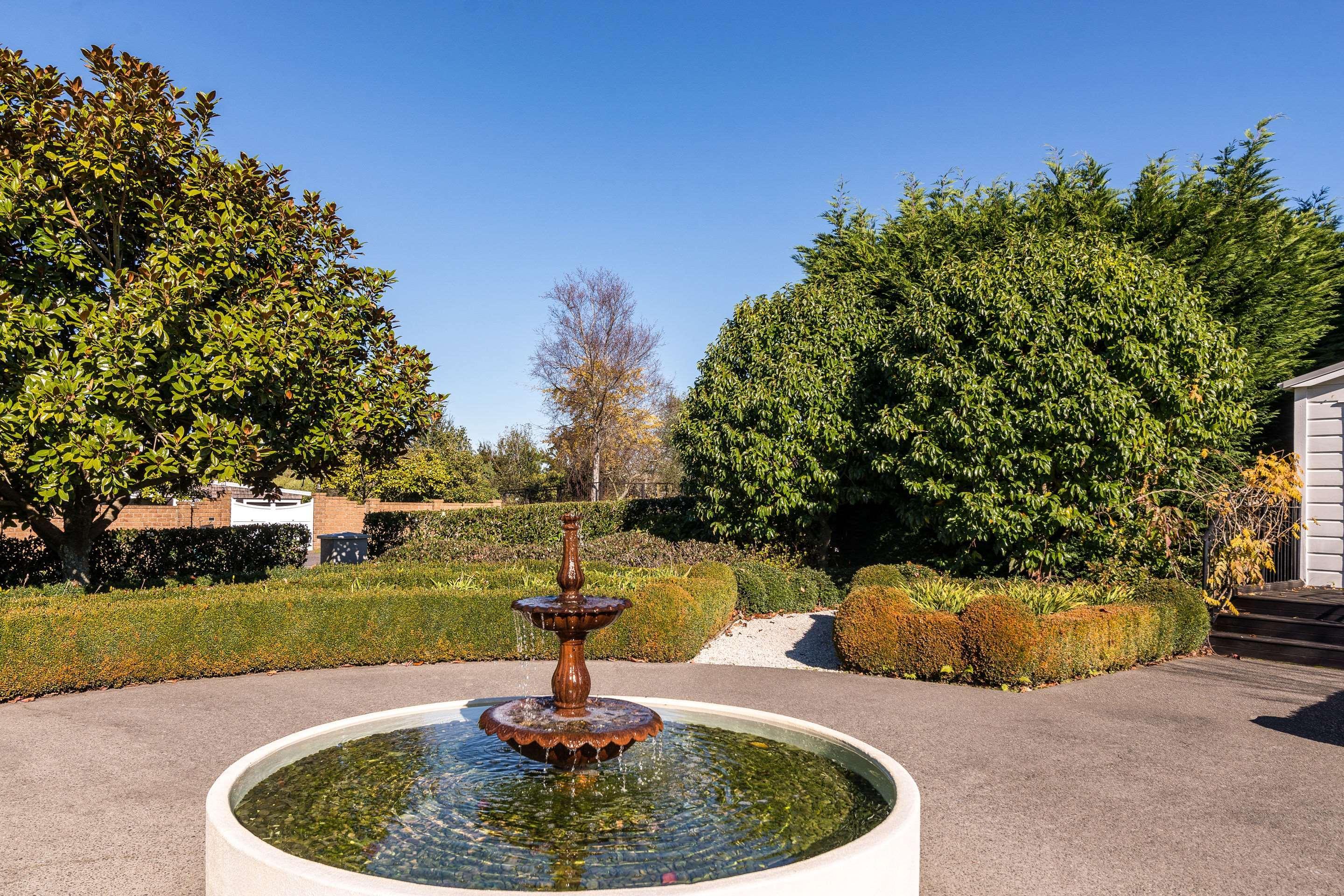 Huka Falls Resort Τούπο Εξωτερικό φωτογραφία Fountain at the entrance of the park