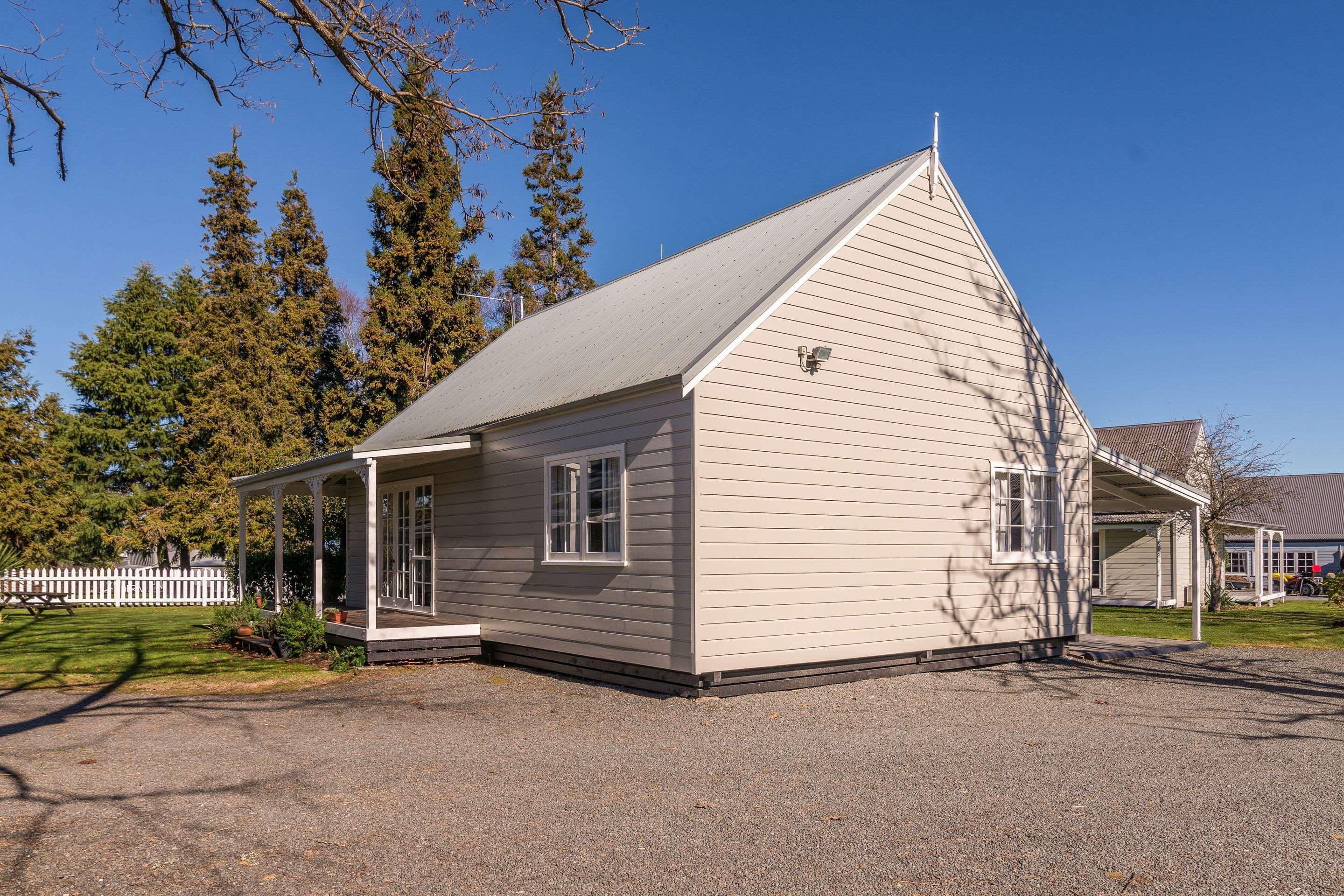 Huka Falls Resort Τούπο Εξωτερικό φωτογραφία The school's 1875 classroom