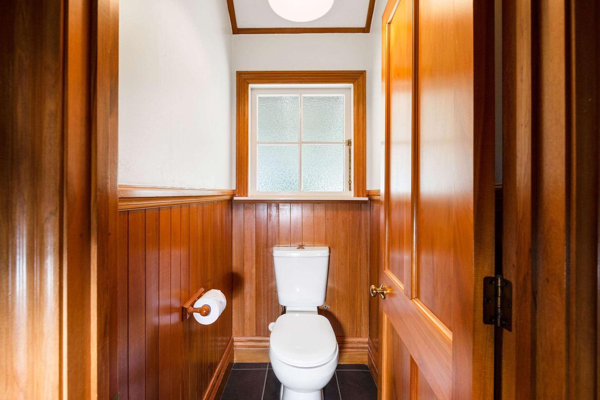 Huka Falls Resort Τούπο Εξωτερικό φωτογραφία A toilet in a house