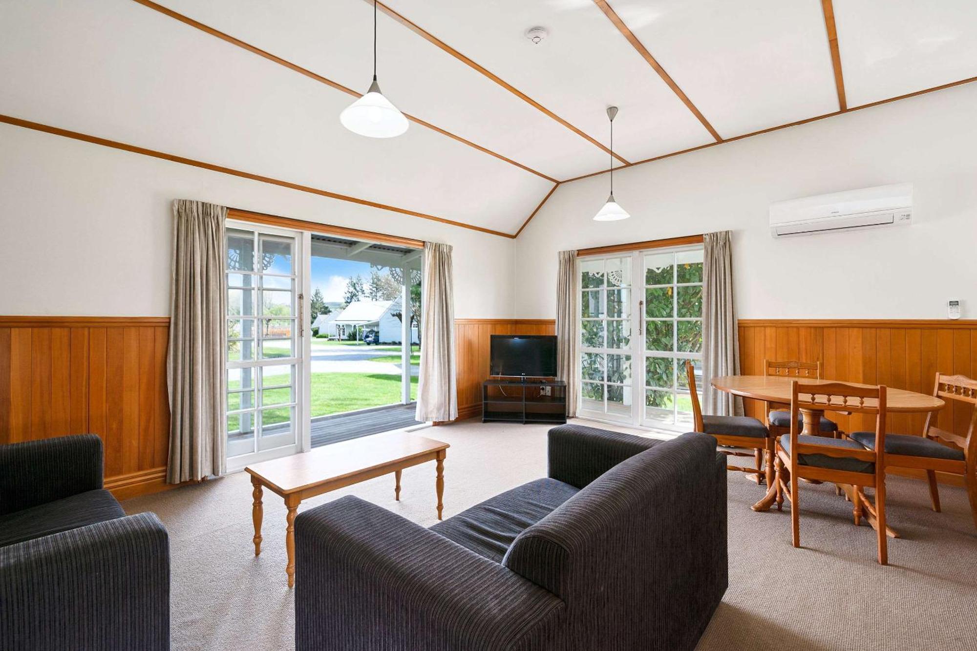 Huka Falls Resort Τούπο Εξωτερικό φωτογραφία Living area of a typical two bedroom apartment