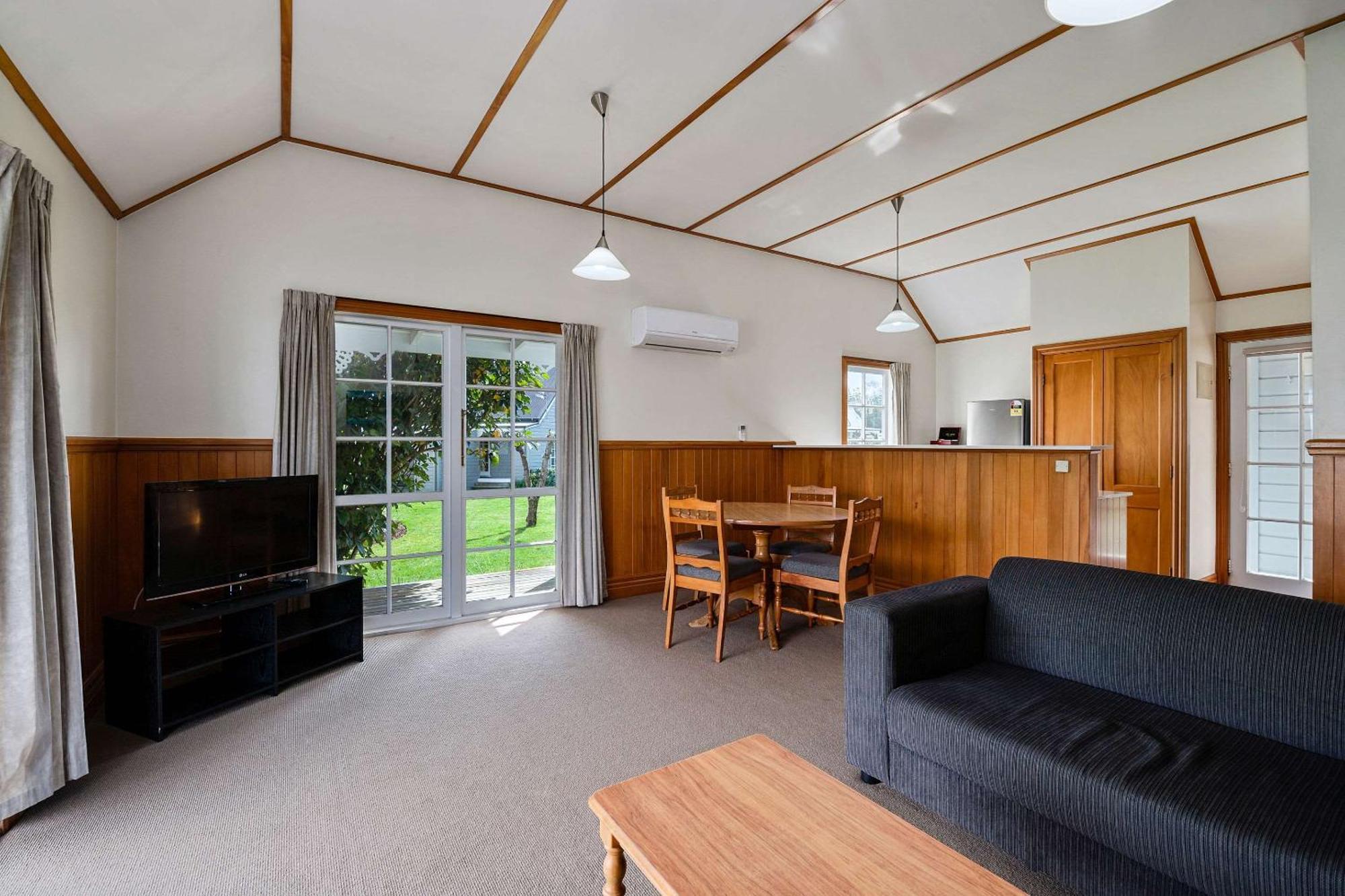 Huka Falls Resort Τούπο Εξωτερικό φωτογραφία A typical two bedroom apartment