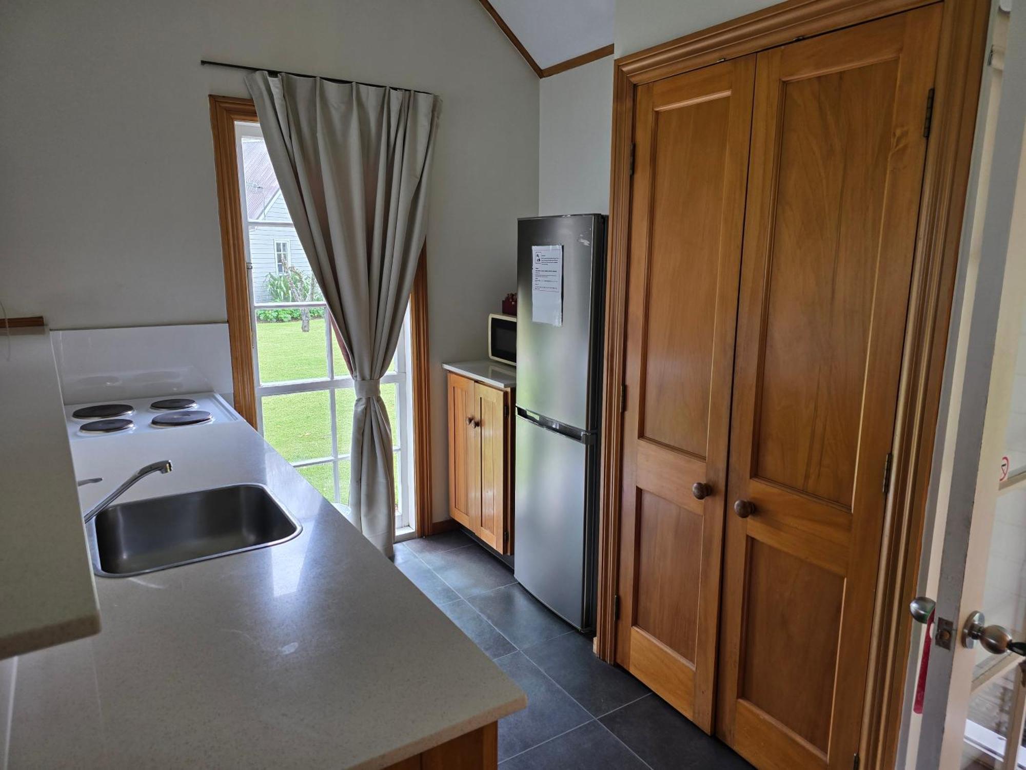 Huka Falls Resort Τούπο Εξωτερικό φωτογραφία Kitchen in a typical one-bedroom apartment