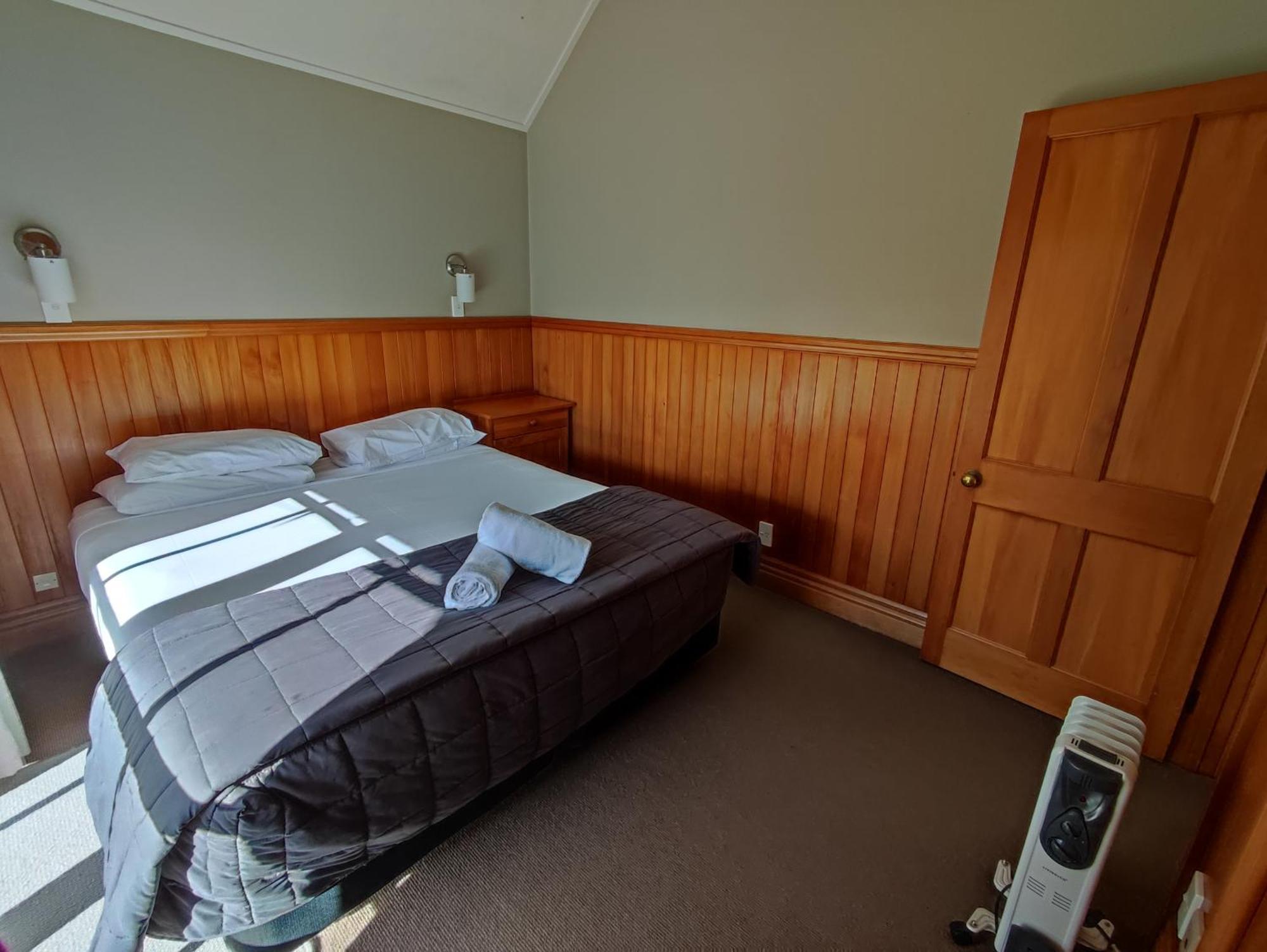 Huka Falls Resort Τούπο Εξωτερικό φωτογραφία A bedroom in a motel