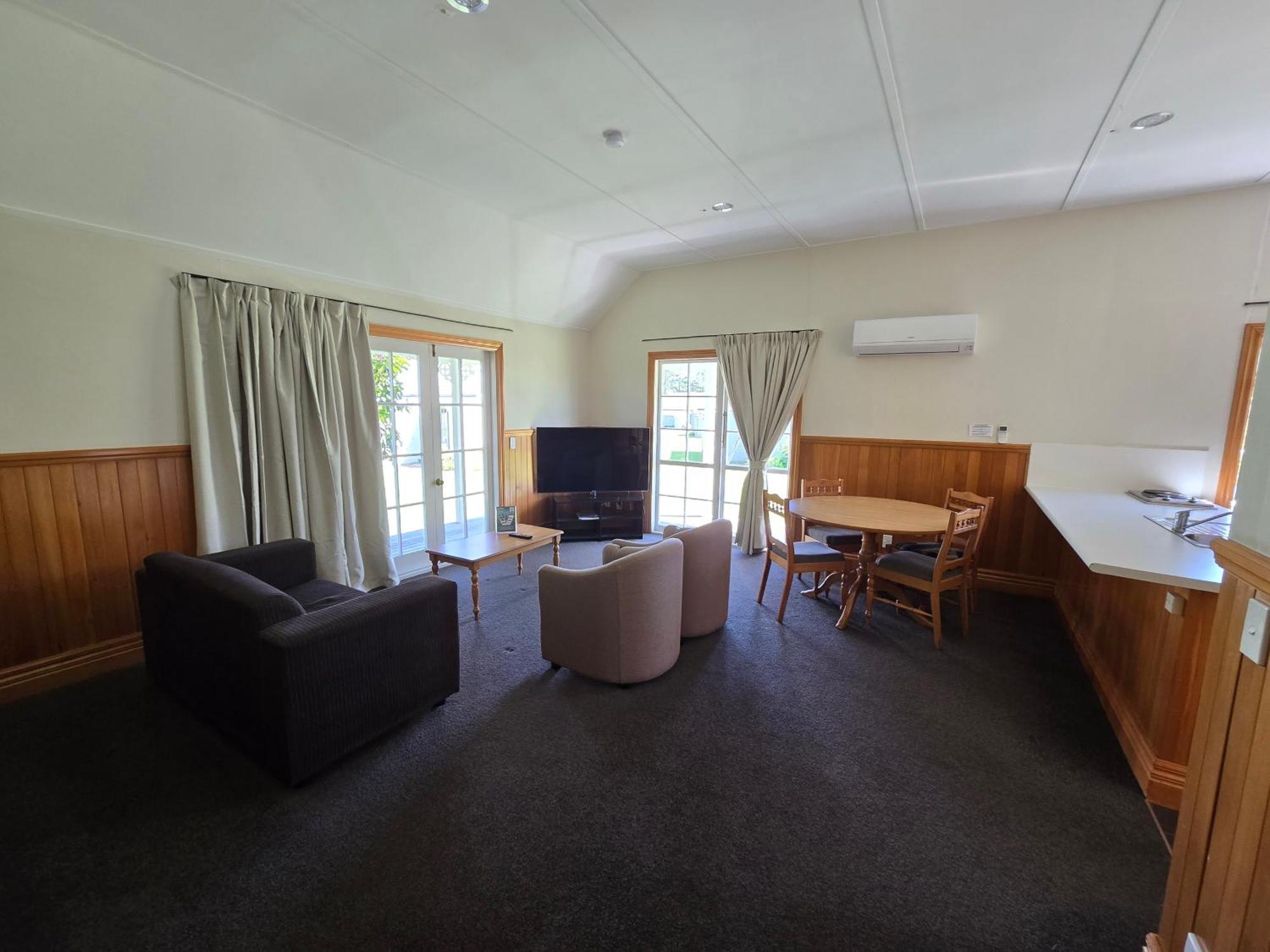 Huka Falls Resort Τούπο Εξωτερικό φωτογραφία Living room of a two bedroom cottage
