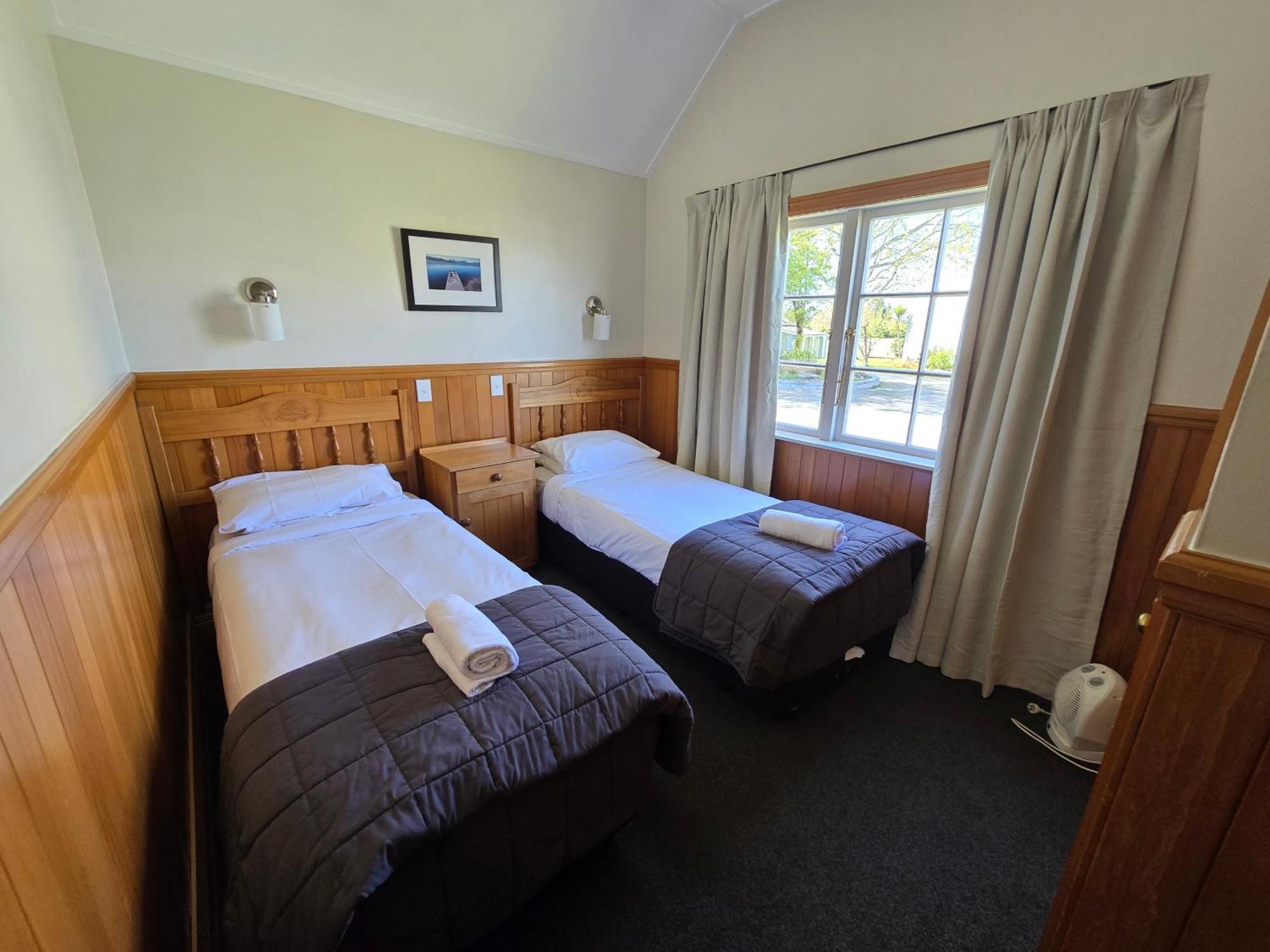 Huka Falls Resort Τούπο Εξωτερικό φωτογραφία A typical room at the lodge
