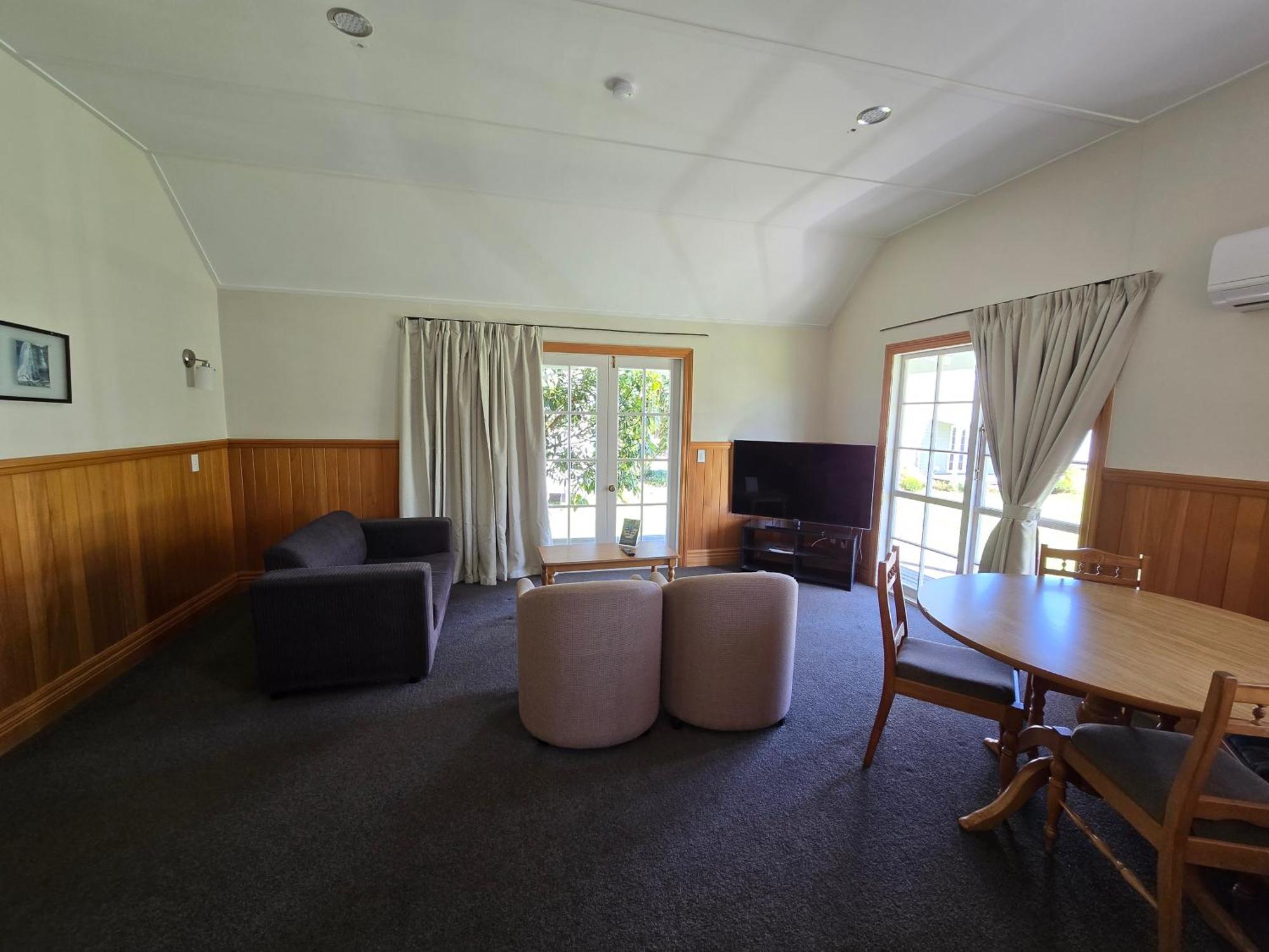 Huka Falls Resort Τούπο Εξωτερικό φωτογραφία The lounge of a two-bedroom apartment at the hotel