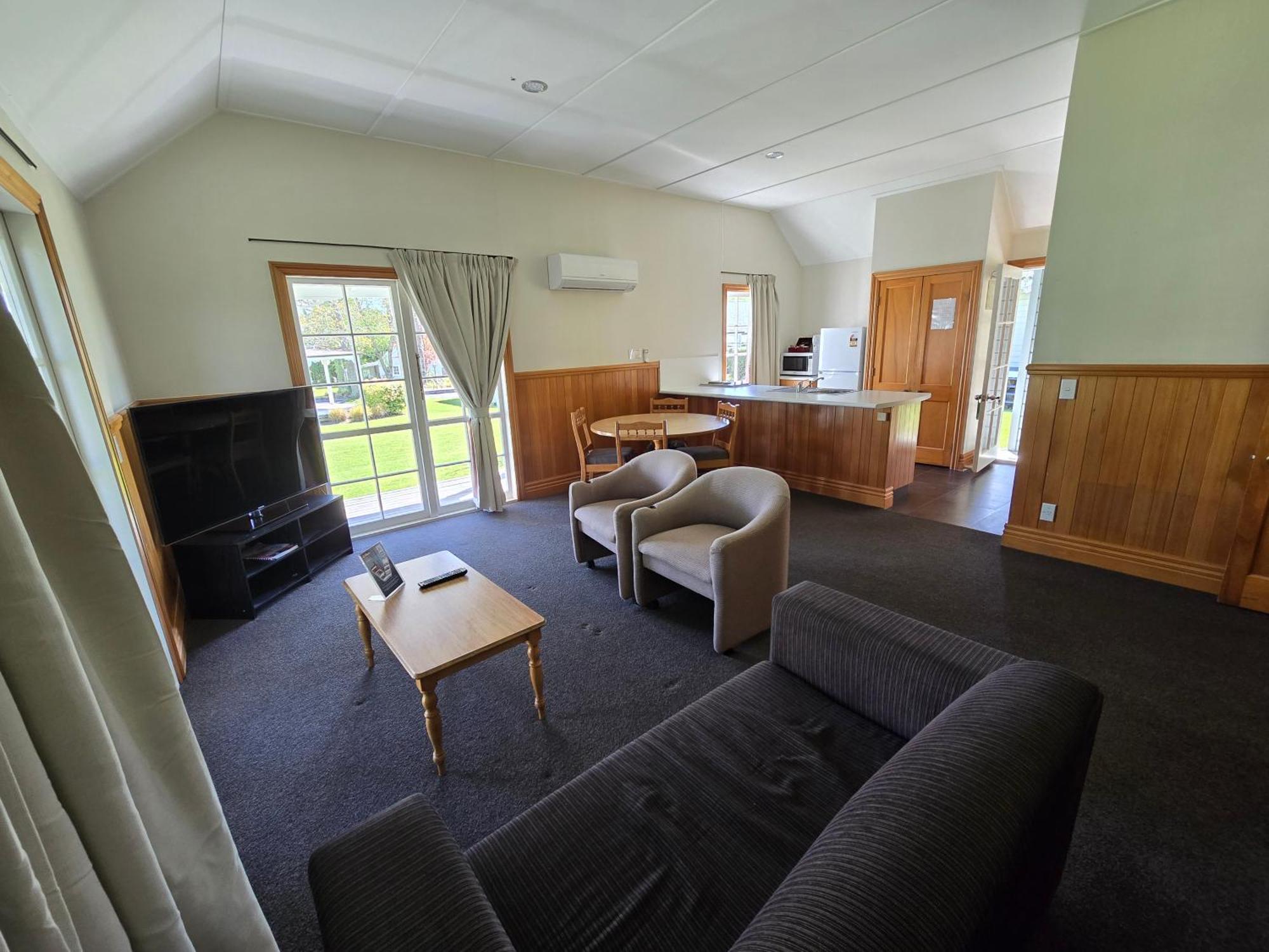 Huka Falls Resort Τούπο Εξωτερικό φωτογραφία Living area of a two bedroom cottage