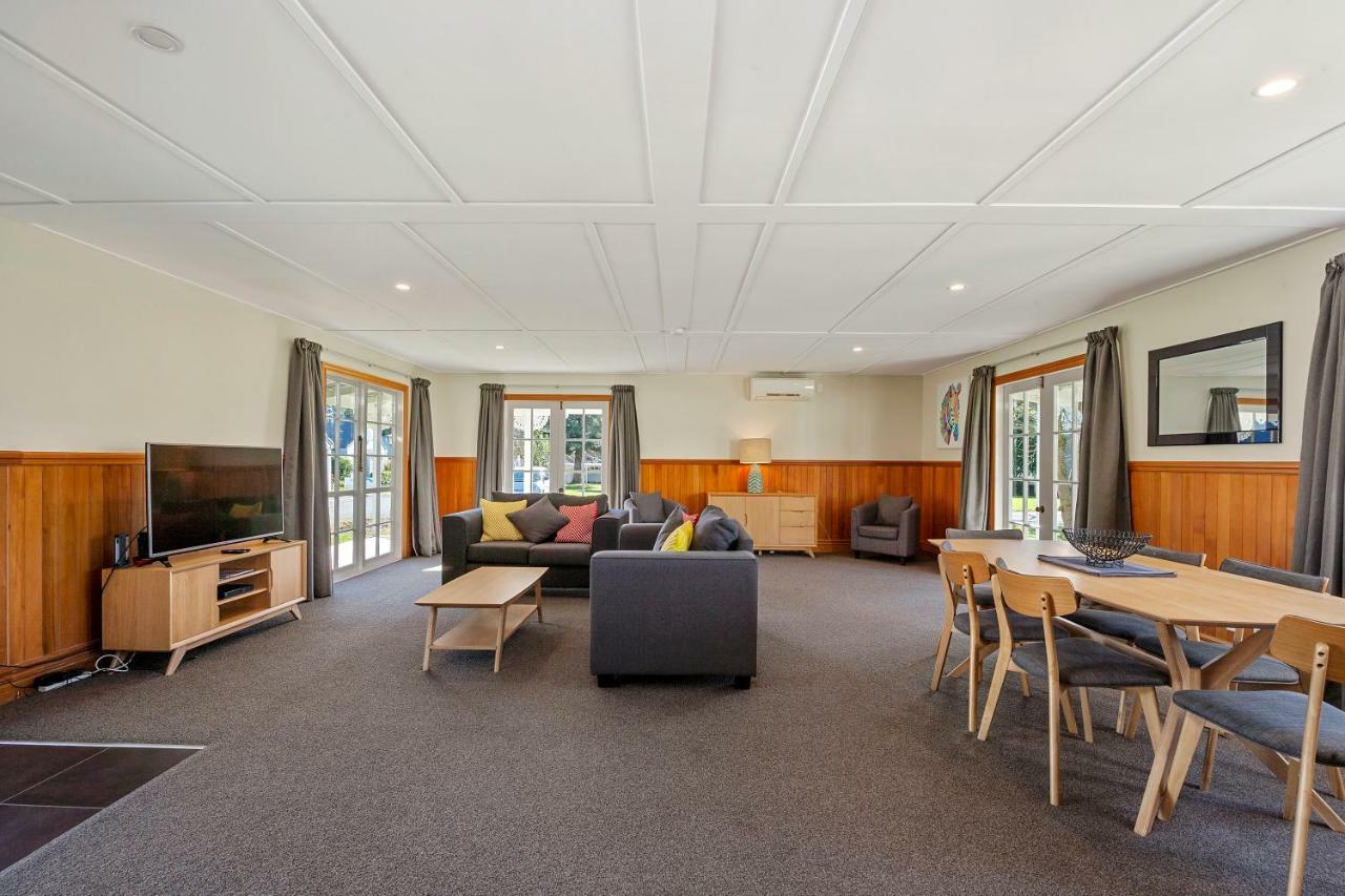 Huka Falls Resort Τούπο Εξωτερικό φωτογραφία The common room at the University of Waikato's Melville Hall