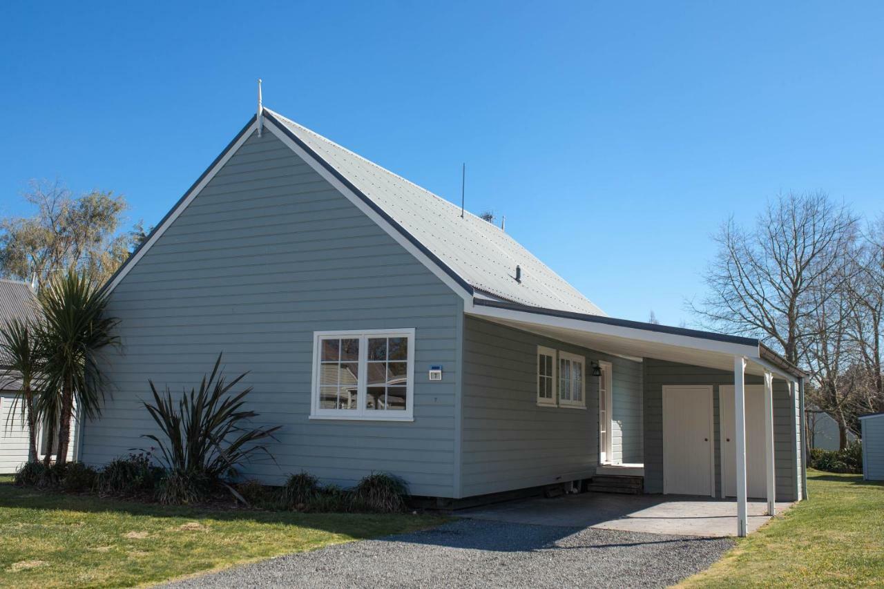 Huka Falls Resort Τούπο Εξωτερικό φωτογραφία The former school building at Waimate